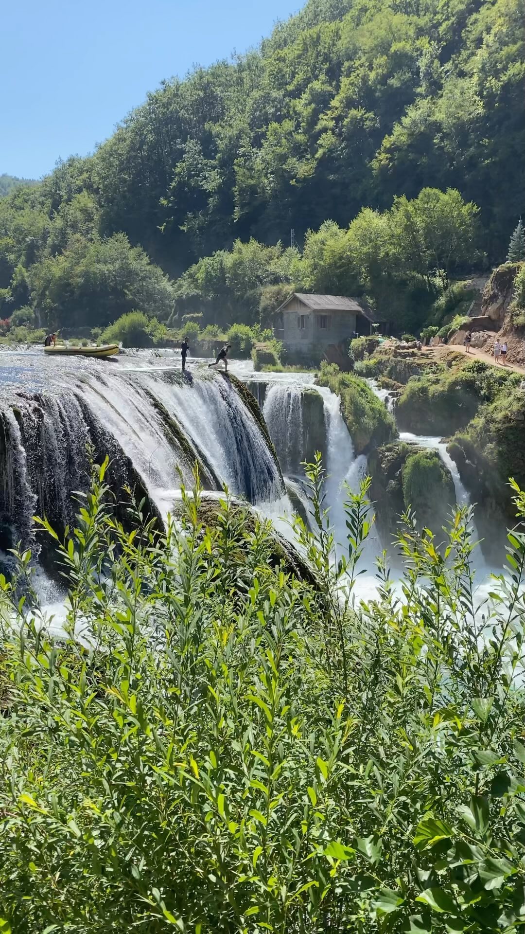 Povedite svoju ekipu na nezaboravnu rafting avanturu i uživajte u ljepotama rijeke Une.
#unarafting_bijeli❤ #travel #whitewater #rafting #Rafting#RaftingAdventure#RaftingLife#RiverRafting#AdventureSports#OutdoorAdventures#ExtremeSports#RaftingTrip#RaftingFun