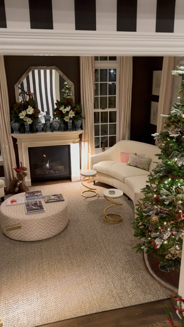 The most wonderful time of the year 🎄🎀✨ A festive night in hosting friends.