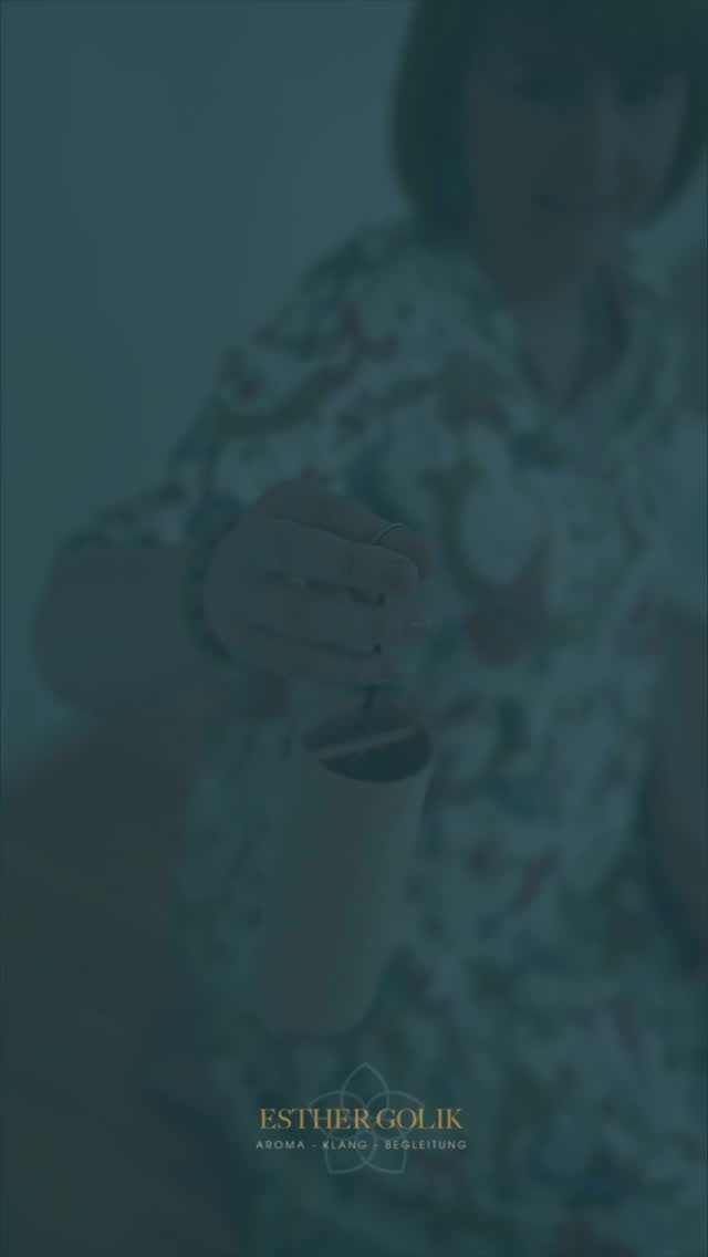 „Ich hab keine Zeit für mich.“
Dieser Satz war mein Mantra.
Tausend To-dos, ein dauerhungriges Kind und Abende, an denen ich kaum noch denken konnte.
Ich hab funktioniert. Aber ich hab mich kaum noch gespürt.
Und dann kam dieser Moment:
Ich stand am Waschbecken, Zähneputzen – und dachte: Das hier ist der einzige Moment für mich heute?
Seitdem habe ich mir 3 winzige Dinge erlaubt.
Nicht, weil ich Zeit übrig hatte. Sondern weil ich sie brauchte, um nicht zu verschwinden.
💧 1. Ich trinke morgens ein Glas Wasser – im Stillen.
Kein Scrollen. Kein Reden. Nur ich. 20 Sekunden, die mir gehören.
🌬 2. Ich nutze Duft-Anker, um mein System runterzufahren.
Ein Tropfen Bergamotte oder Lavendel auf ein Taschentuch oder Duftstein.
Einatmen. Ankommen. Wieder Mensch sein.
🔁 3. Ich atme bewusst – zwischen zwei Aktionen.
1 tiefer Atemzug. Beim Öffnen der Spülmaschine. Oder bevor ich die Tür zum Kinderzimmer aufmache.
Ein Moment Pause – mitten im Rennen.
🌀 Warum ich das tue:
Weil ich gemerkt habe: Niemand wird mir meine Momente schenken.
Ich muss sie mir nehmen.
Nicht laut. Nicht egoistisch.
Sondern leise. Liebevoll. Mitten im Alltag.
💧 Mini-Pause mit Duft:
→ 1 Tropfen ätherisches Öl auf ein Taschentuch
→ Hände/Taschentuch vors Gesicht
→ 3 bewusste Atemzüge:
Einatmen – Halten – Ausatmen
→ dabei innerlich sagen: Ich bin hier. Ich darf atmen. Ich bin wichtig.
Das dauert 20 Sekunden. Aber dein Nervensystem merkt’s. Und du auch.
🤍 Du darfst dich fühlen. Auch im vollen Tag. Gerade dann.
💬 Welche Mikro-Momente nimmst du dir – oder willst du dir nehmen? Schreib es in die Kommentare und inspiriere andere Mamas.
🔖 Speichere diesen Post als Erinnerung für morgen früh.
#Selbstfürsorge #Selbstwahrnehmung #MamaLiebe #Dauerstress #Funktioniermodus #selbstbewußteMama