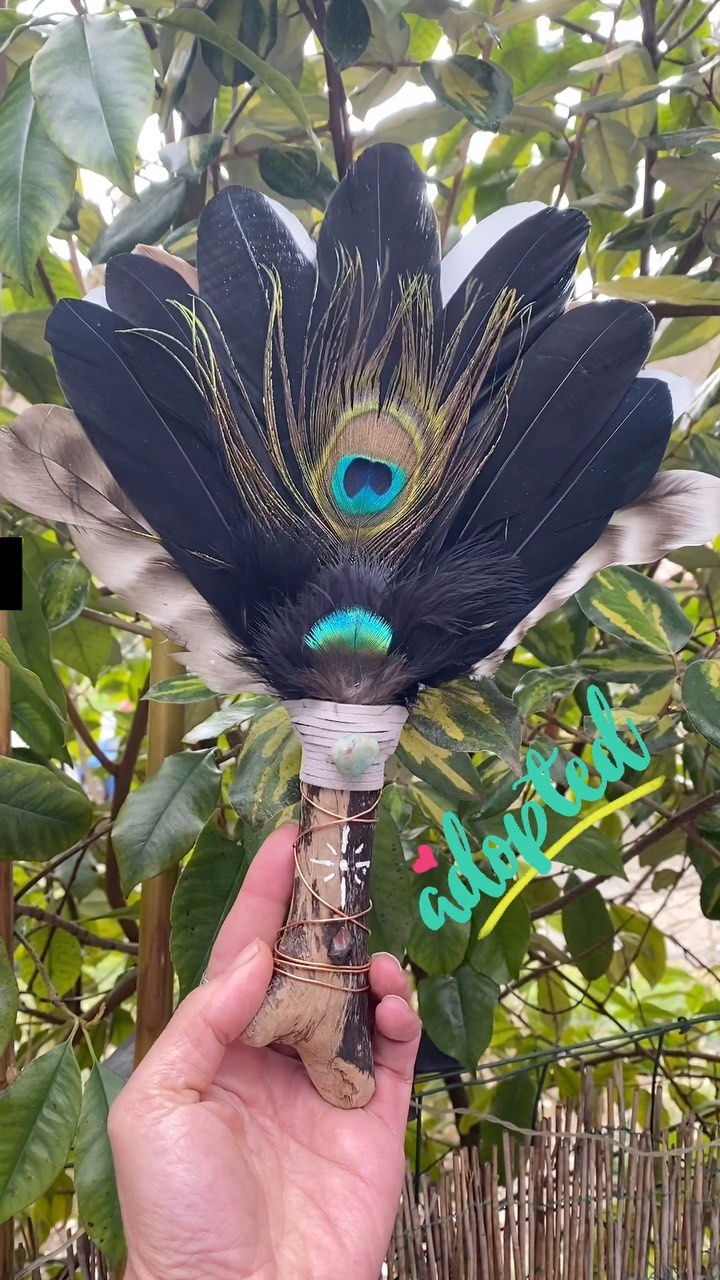 Cet Akawana t’accompagne pour accepter ton côté sombre, accepter de ne pas être « aimable », accepter de ressentir de la colère, de la tristesse …
Accepter qui tu es vraiment ! On ne va pas toujours bien et c’est OK ! 🙏✨🥰
#akawana #acceptersesemotions #accepter #colère #tristesse #acceptequitues #etresoi #etresoimeme #êtresoimême #acceptationdesoi #acceptation #lithothérapie #relationasoimeme #travailsursoi #travailsursoimeme #talisman #faitmains #artisanat #artisanatfrançais