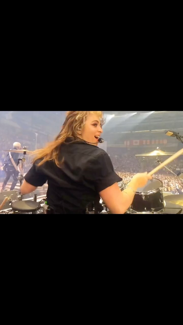 #drumdotsArtist @teddy_lamson Here comes the next adventure💫… onward to Vegas to smash with @shaniatwain .. with some UK/EU festivals happily sprinkled in, yesss! I surely hope to see y’all along the way… lookin forward to the (full) expansion in the desert 🏜️ grateful to continue the musical journey, keepin ma eyes to the sky and heart wide..
((Let’s go!))