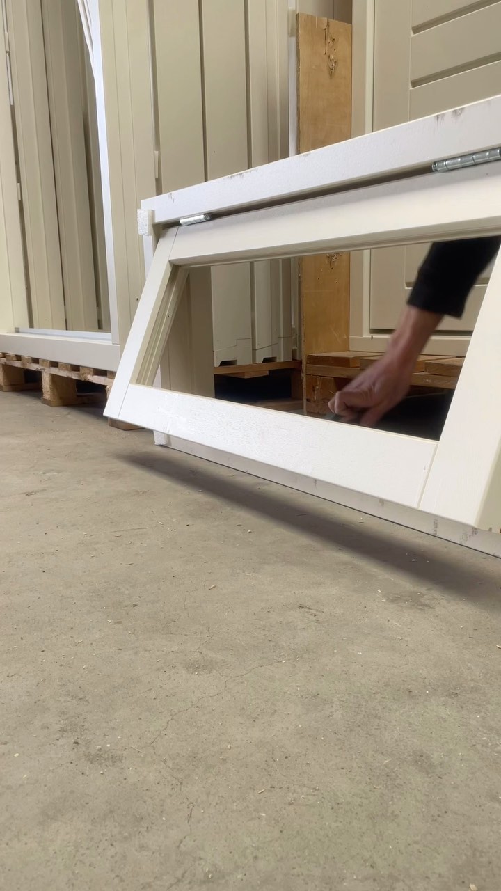 Tijd om te luchten.
Wil jij niet te veel inkijk, maar wel een raampje open kunnen zetten? Dat kan met deze klepramen. Wij hebben deze in diverse maten op voorraad.
Kijk op onze website voor de mogelijkheden of stuur ons een berichtje.
#wcraam #badkamerinspiratie #badkamer #kozijn #verbouw #bouw #home