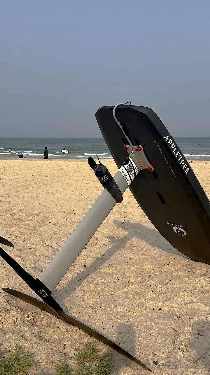 A wise man once said, “The best surfer out there is the one having the most fun” 🌊🏄🏼♂️
.
#foil #hydrofoil #dubai #uae #windward @foildrive @axisfoils @appletreesurfboards @hydrofoill_wingscrews_hawaii @rspro_water