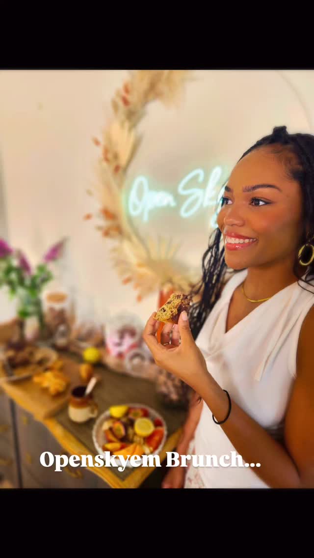 âš Casser la croĂ»te, une expression riche de sens qui mâa toujours plu. âš
Partager le pain, se nourrir ensemble... Un geste simple, ancrĂ© depuis des millĂ©naires, qui, peu importe la culture, dĂ©clenche toujours des sourires. đ
Je ressens autant de plaisir Ă crĂ©er des Ă©vĂ©nements quâĂ cuisiner pour vous, mesdames. Autour dâune table, tant de choses se passent. Des fous rires, des anecdotes, des partages dâexpĂ©riences, parfois des larmes... Mais toutes ces Ăąmes rĂ©unies, câest une occasion de se dĂ©voiler un peu plus Ă lâautre. đŹâ€ïž
Cuisiner pour les autres, câest un acte dâamour dĂ©sintĂ©ressĂ©. Offrir lâhospitalitĂ©, ouvrir sa table, servir... đ„đœïž
Je ne peux choisir entre ĂȘtre traiteur, crĂ©atrice dâĂ©vĂ©nements, ou guide sur le bike... Alors, je serai tout cela Ă la fois, pour ne rien rater de vos prĂ©cieux sourires. âšđ
Amélie
#brunchtoulouse #toulouse #tarntourisme #occitanie_focus_on ##cyclismefeminin #tourismeoccitanie #evjf