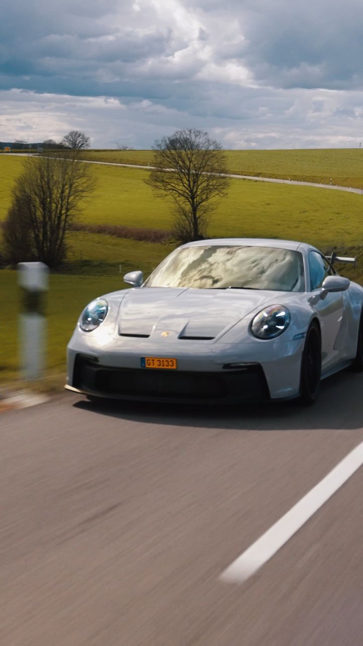 Getting crispy b-roll from the back of the Mercedes!
.
@isphoto.lu
@uniqcarslux
@pc3_creative