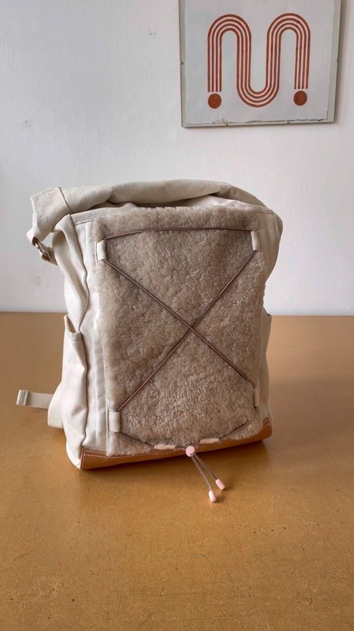 Made a new fluffyyy rucksack for starting school in September out of some leftover pretty scraps I had lying about. It was sooooo dreamy making a pattern someone else has drafted and boy did @franclicraftwear do a good job for @merchantandmills ! It was a pleasure to make with super clear instructions… and yes I do make clothes for fun after a day of making clothes for other people haha 😂 madness I know !