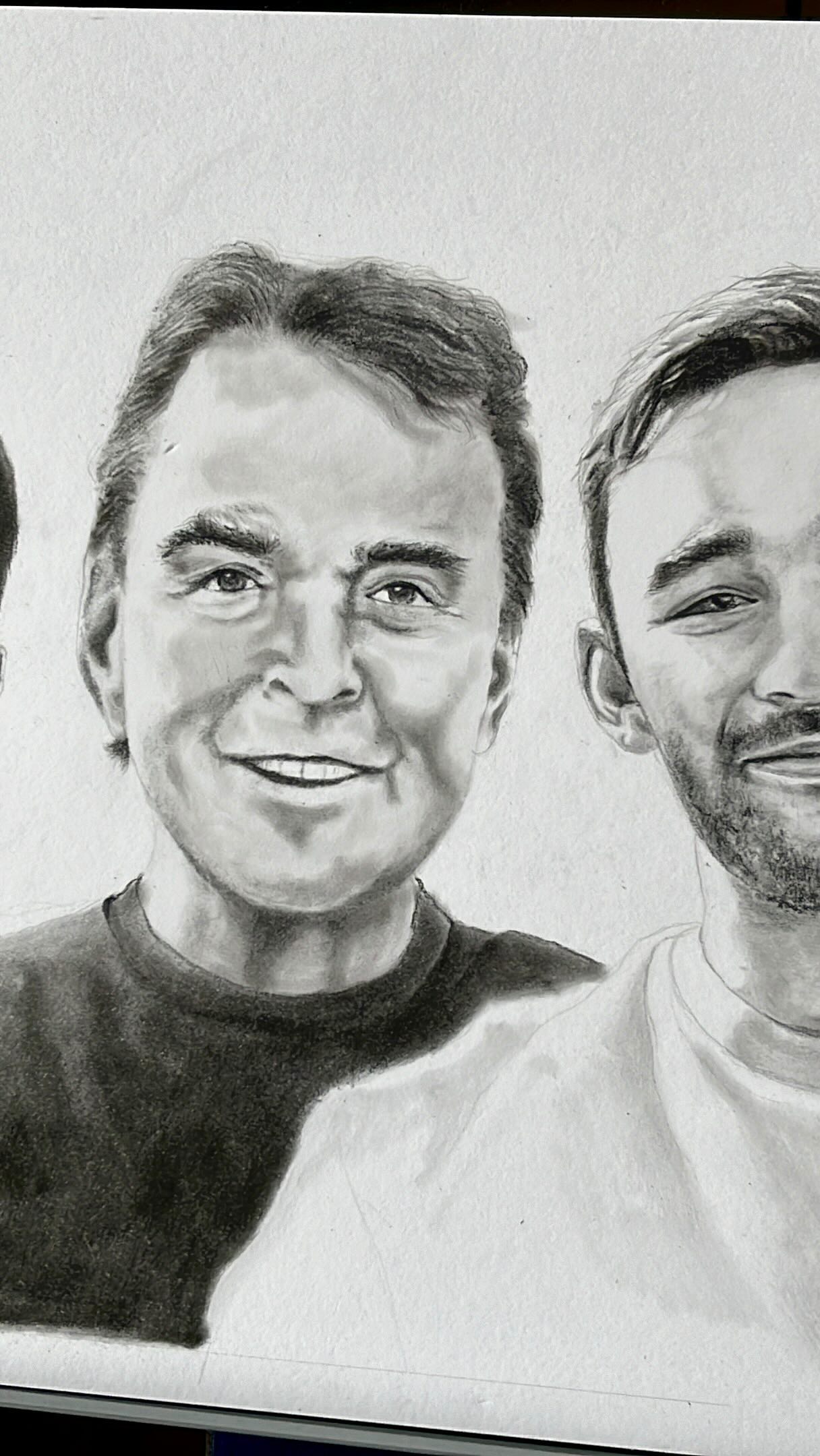 Das erste Bild nach meiner langen Zeichenpause🤱🏻
Mit Kohle und Graphit habe ich dieses Familienporträt gezeichnet.
Mit so einem kleinen Menschlein an der Seite ist es garnicht so leicht, Zeit dafür zu finden.😅🙈
#momlife
Da verschieben sich die Prioritäten einfach.💙💙
Vielen Dank für diesen Auftrag!💝
#art #portrait #familie #graphitedrawing #kohlezeichnung #zeichnen