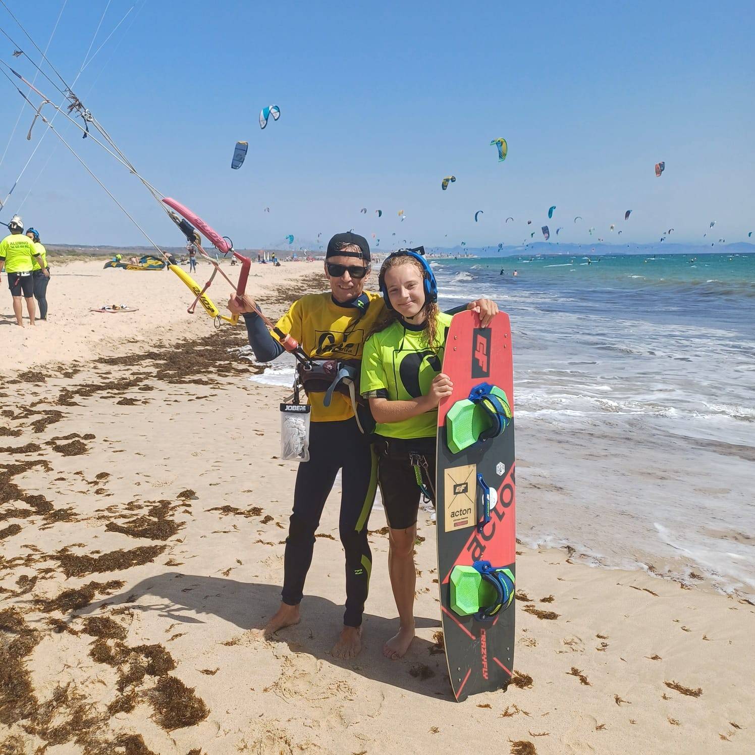 What a day! Brilliant lesson with Daisy. She's almost keeping up with her older cousin - he's currently sneaking in extra lessons in Mauritius 😜, then I got out for a powered up 9m session. An unusually strong Los Lances summer poniente 💨🌊
#prouddad #tarifa