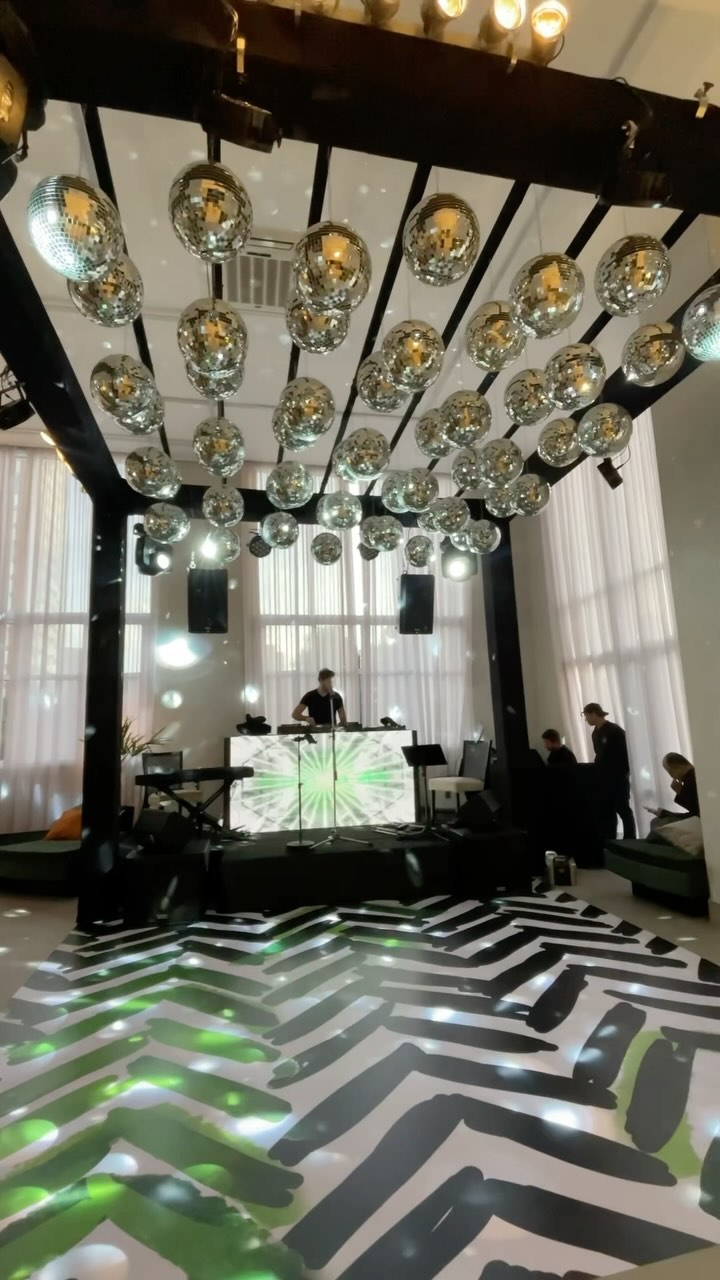 Um pouco do aniversário da Patricia, elegante, descontraído e animado!
Serviço: som, luz de pista e cênica, rider de dj, painel de led e globos espelhados
#sonorizaçãoparaeventos #iluminaçãoambiente #paineldeled #iluminacaoparafestas