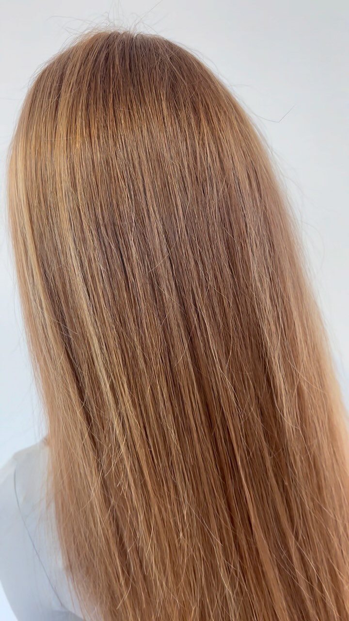 Kupferhaar ist der neueste Trend für den Frühling Mit warmen, rötlich-bronzefarbenen Nuancen verleiht es jedem Haar einen natürlichen und glamourösen Look. Von sanften bis zu intensiven Feuerrot-Tönen bietet diese Farbpalette eine Vielzahl von Möglichkeiten, um jedem Hautton zu schmeicheln. Kupferhaar bringt subtilen Glanz oder dramatische Highlights und verleiht jedem Look Wärme und Lebendigkeit. #cl_friseur #friseurzwickau #zwickaufriseur #friseurplanitz#welaprofessional #newcolor ##strähneneffekt #erdbeerblond