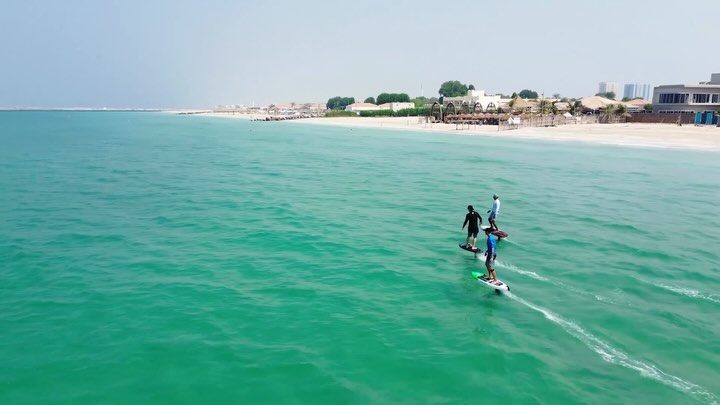 A fun day of flat water pump practice at Kite Beach Center in Umm Al Quwain, United Arab Emirates @kitebeachcenter.uaq
.
@foildrive @axisfoils @appletreesurfboards @hydrofoill_wingscrews_hawaii @rspro_water @dominichoskyns #foil #hydrofoil #dubai #uae #windward