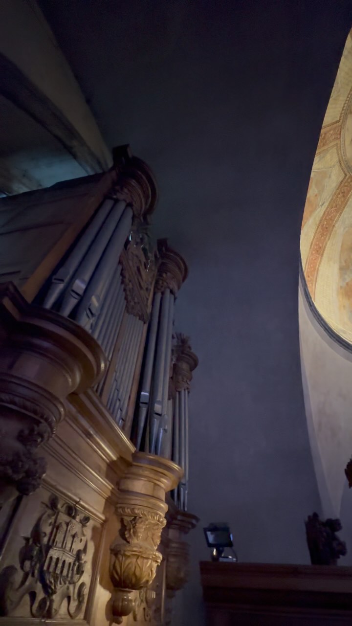 Un orgue du XVIIIe siècle…
Le buffet en noyer sculpté que l’on voit aujourd’hui fut construit par François Picard L’Epine en 1712. Il est orné de corbeilles de fleurs ainsi que d’angelots musiciens. .
.
.
.
.
.
.
.
.
#orgue #organ #cathedral #cathedrale #departementdulot #cahors #villedecahors #musiqueclassique #paroisses #concert