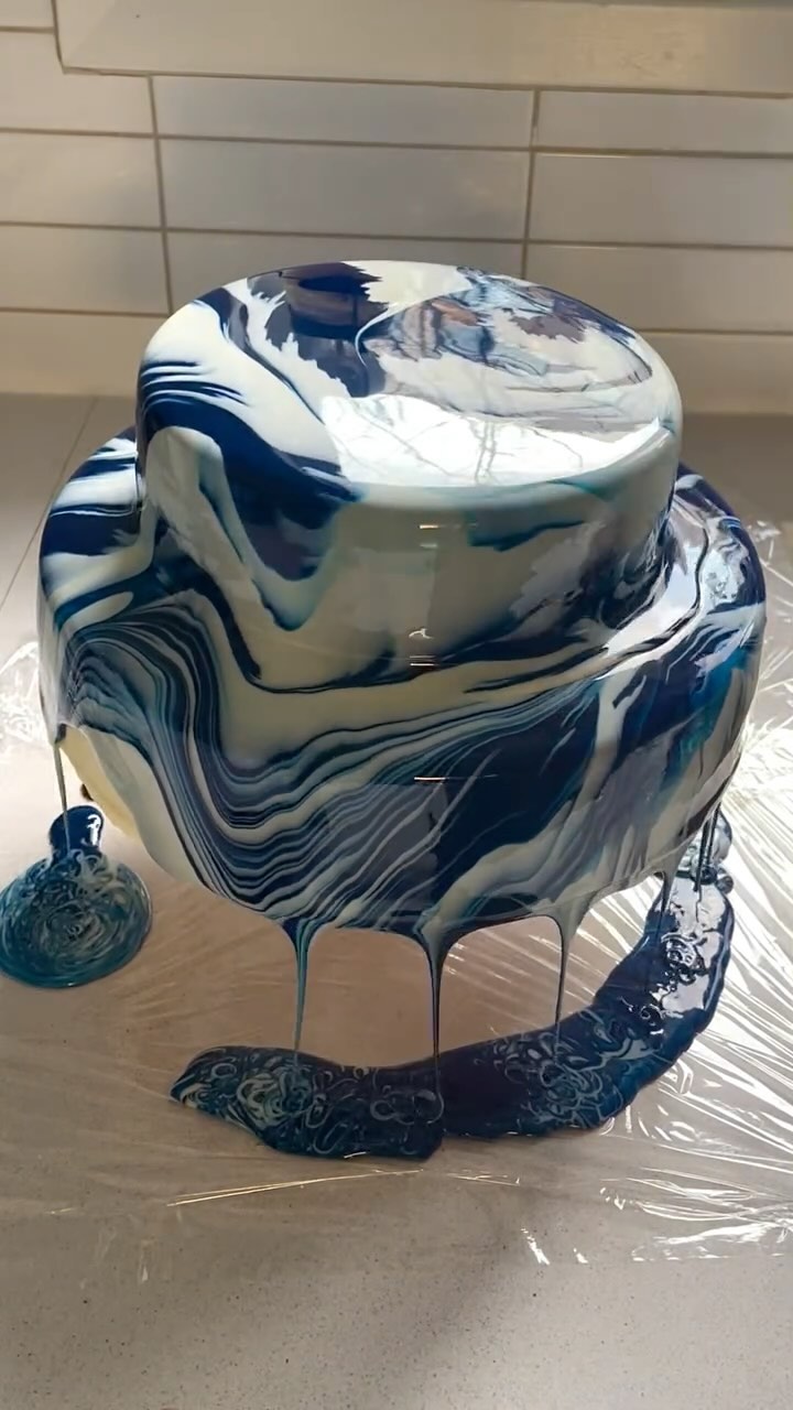 A double-decker Entremet treat for this festive weekend!!! Orders for November can now be placed on www.prettylittlelayerstoronto.ca (link in bio)