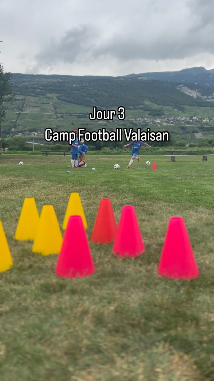 Day 3 du camp FV 2024
Journée concours pour nos petits footeux. 🏆
Ponctuée par une belle présentation de la santé dans le sport par Pierre Carbone de Physio Sport Santé. 🩹🩺
𝗙𝗩 🔴⚪⚽
#footballvalaisan #foot #football #sport #soccer #fv #valaisan #valais #wallis #footamateur #futbol #plaisir #lovefootball #jogabonito #dimanchematin #sundayleague #ligueamateur #transfer #mercato #infomercato #sundayleague #formation #associationfootballvalaisan #article #campfv #footballvalaisan.com