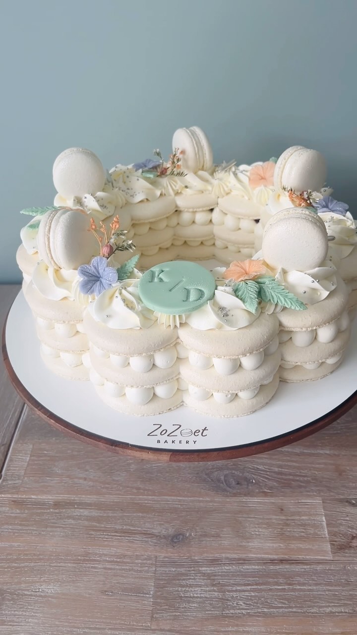 ✨Macaron huwelijkstaart✨
Waarom voor een klassieke taart kiezen als je met een macaron huwelijkstaart de show kan stelen? Uniek en origineel, op maat gemaakt en eerlijk? Zelf vind ik een macarontaart lekkerder dan een ‘gewone’ taart 😋😉
Deze huwelijkstaart kreeg bloemdetails in pastelkleuren, gebaseerd op de uitnodiging.
#macaronweddingcake #huwelijkstaart #weddingcake #trouwtaart #macarontaart #macaronhuwelijkstaart #macarons #macaronlove #macaronlady #huwelijk #huwenin2024 #origineletaarten #zozoet #zozoetmacarons #oostende #zozoetoostende