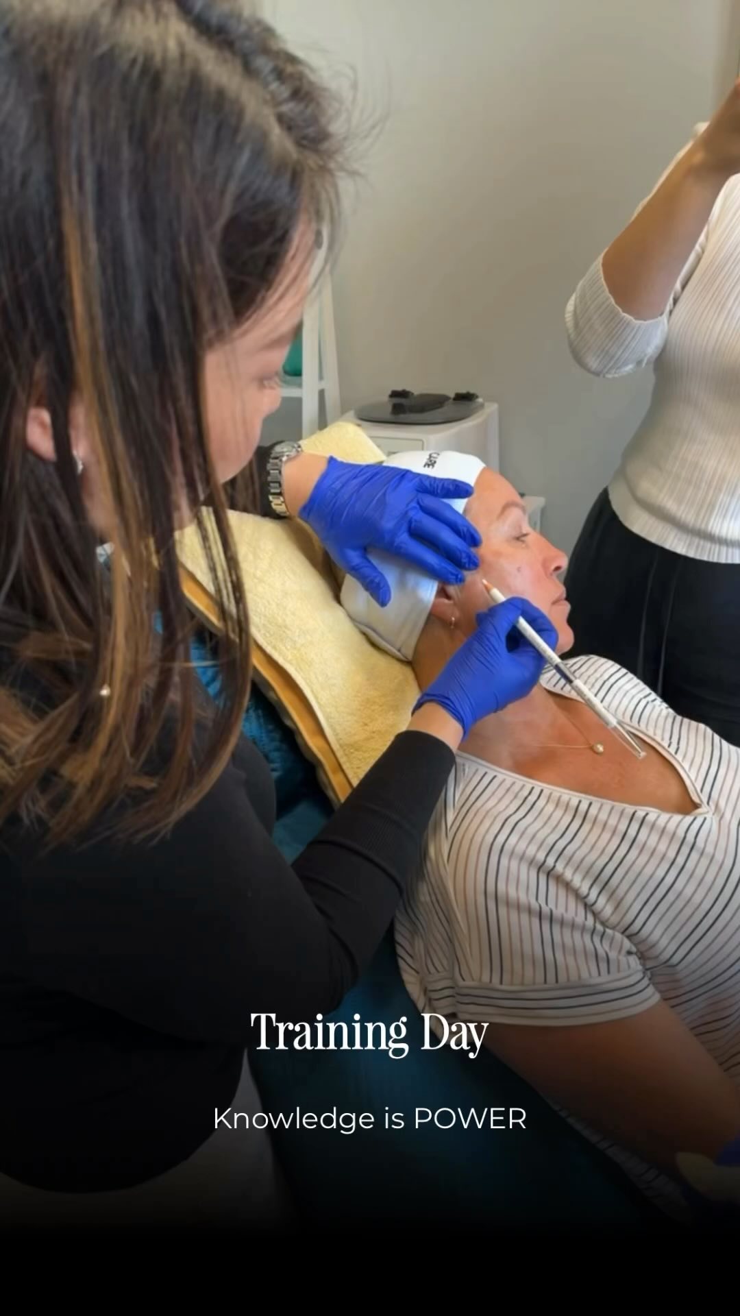 ⚠️NEEDLE WARNING ⚠️
Today was a day full of so much learning and let me tell you, I’ve seriously been inspired by these amazing nurses 🥰
Learning never stops in the Medical Aesthetics industry…. Literally 😂 there is always something new to learn as it’s constantly evolving.
Thank you so much for organising this training @finesse.aesthetics.by.lea . I’m so glad to have caught up with you @aestheticavenue_nz and @blush_injectables . And Ofcourse, Thankyou @joyjinglong for sharing your knowledge with us!!! You are such an amazing trainer ❤️