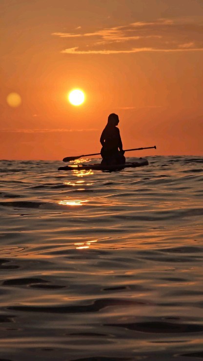 Paddle Surf al Amanecer en la Playa de la Barceloneta 🌅
Descubre la magia del paddle surf al amanecer en la playa de la Barceloneta. Esta actividad no solo te conecta con la tranquilidad del mar, sino que también te ofrece una manera única de comenzar el día.
🌴La Playa y el Mar al Amanecer 🌴
Imagina remar suavemente sobre el mar mientras el sol empieza a asomar por el horizonte. La luz dorada del amanecer se refleja en el agua cristalina, creando un ambiente perfecto para una sesión de paddle surf. Este momento del día es ideal para los amantes del mar, ya que sus condiciones son perfectas: sin viento y con el mar en calma.
🌊Conexión con la Naturaleza:
Remar sobre el mar al amanecer te permite experimentar la serenidad del océano en su estado más puro
🤸Ejercicio Completo:
El paddle surf es una excelente manera de trabajar todo el cuerpo, fortaleciendo brazos, piernas y el core.
🧘Relajación y Meditación:
La combinación de ejercicio y la calma del amanecer crea una atmósfera perfecta para la meditación y el bienestar mental.
Únete a Nuestra Próxima Sesión 🌊
Si quieres vivir una experiencia perfecta en el mar y la playa, únete a nosotros en nuestra próxima sesión de paddle surf al amanecer. Nuestros instructores expertos te guiarán para que disfrutes al máximo de esta actividad, sin importar tu nivel de experiencia.
Las plazas se agotan rápidamente, así que te invitamos a hacer una reserva con al menos cinco días de antelación para asegurar tu lugar.
Para más información sobre nuestras sesiones de paddle surf al amanecer, visita nuestro sitio web o contáctanos directamente. ¡Te esperamos en la playa! 🏖️
#PaddleSurf #Amanecer #PlayaBarceloneta #DeportesAcuáticos #Bienestar