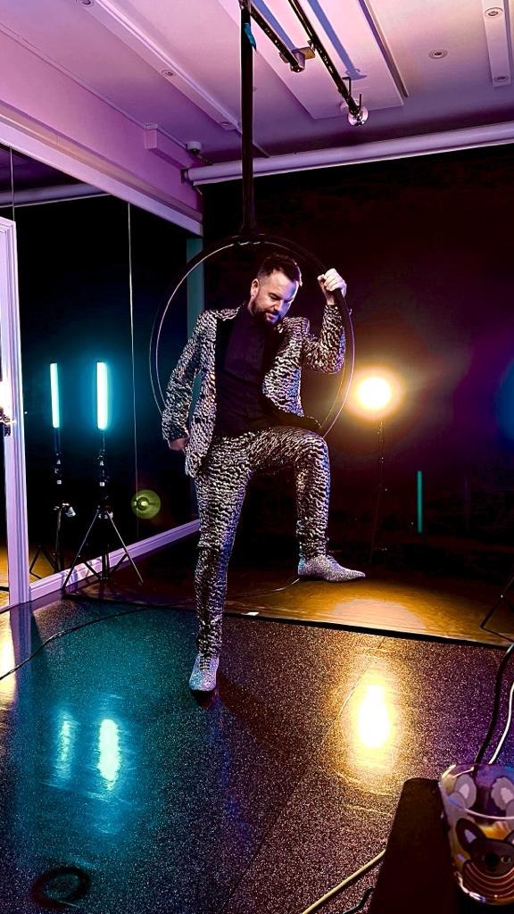 We had such a great time shooting our EIGHTH music video with Brighton-based @leebaxterofficial for his upcoming single “Mirror”. 🪞
Over the past few years of working with Lee, we’ve enjoyed coming up with new concepts and visual ideas to make the videos unique and true to the lyrics and music. 🎼
For this new video, we wanted to push the boundaries and do something different by incorporating aerial hoop moves and subtle 1970’s analogue visuals. 🪩🕺🏻
This is why we went with none other than Elements Studio, right here in Ashford, as they boast excellent aerial hoop rigs and the studio space is perfect! 👌🏻
Thanks @elementsashford for having us and thanks @leebaxterofficial for choosing to work with us again!
- - - - - - - - - - - - - - - -
If you like what you see, start your video marketing strategy with us! We specialise in:
📽 Promotional Videos
🏡 Real Estate Videos
👨🏻🎤 Music Videos
🧙🏻♂️ 3D Animations & VFX
💻 2D Animations & Infographics
Get in touch today, I would love to help you out!
- - - - - - - - - - - - - - - - -