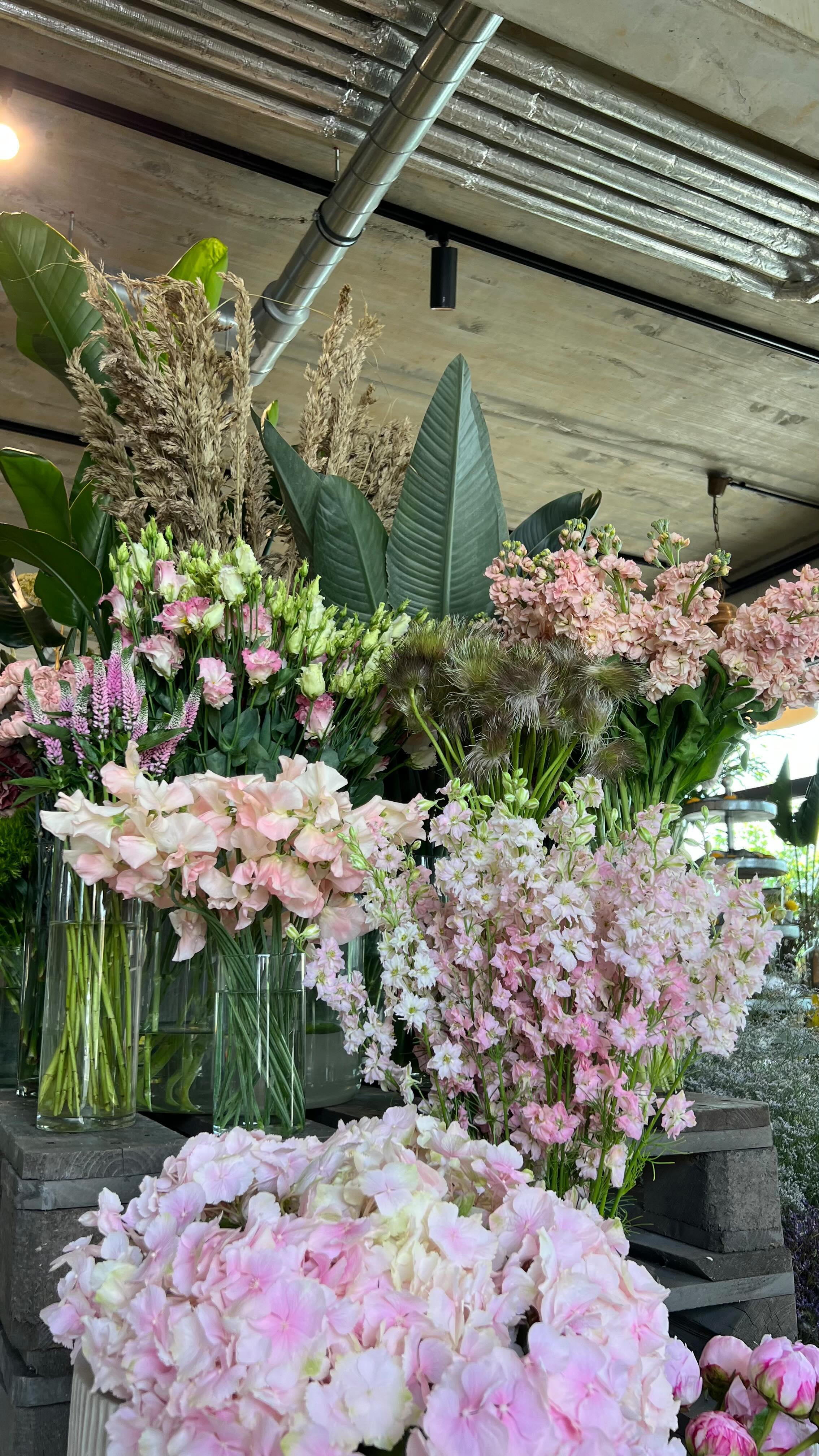 WE are ARTISTS 🤍
Und uns macht es einfach glücklich zu welchem Anlass auch immer die Blümchen für EUCH zu zaubern 🤍
#florist #flowers #dekoration #flowerdesign #flowerdeko