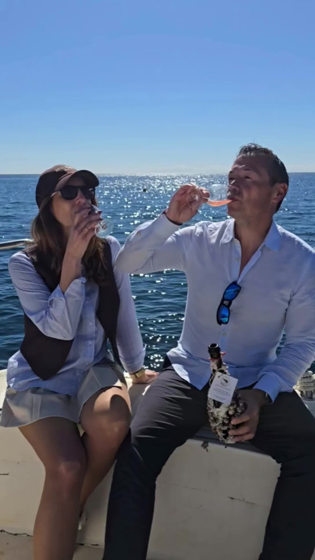 Did you know the ocean can transform the taste of wine? This couple joined us aboard to experience the magic of Escaramujo Wines. You don’t need to be an expert to taste the difference our sea-aged wine simply tastes better! 🌊🍷 Are you ready to try it?
.
.
.
#EscaramujoWines #VinoSubmarino #SabeMejor #VinoExclusivo #VinoConElMar #ExperienciaÚnica #MaridajePerfecto #DegustaciónDeVino #VinoArtesanal #AventuraGastronómica
.
.
.
#EscaramujoWines #UnderwaterWine #TastesBetter #ExclusiveWine #SeaAgedWine #UniqueExperience #PerfectPairing #WineTasting #CraftWine #FineWine
