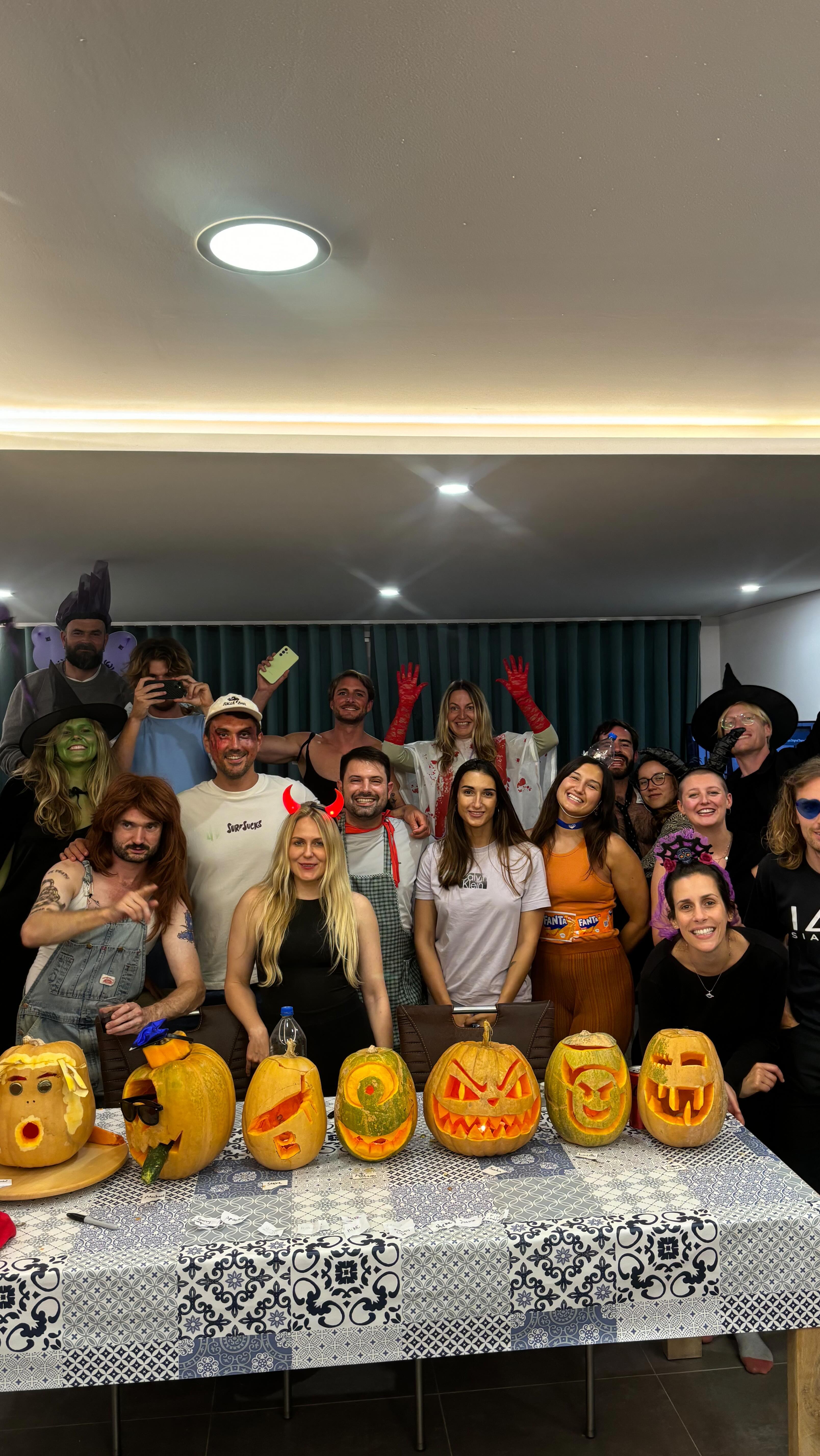 Onda Coliving presents: Halloween Party! 🎃 We had a night full of fun—pumpkin carving competition and some seriously creative costumes! 👀 Thanks to everyone for bringing the Halloween spirit to life. Who’s already looking forward to next year? 👻
#halloween #halloweenparty #pumpkincarving #colivinglife #communalliving #colivingcommunity #beachhouse #communityactivities #makingmemories #colivingspace #colivingfamily #baleal #portugal