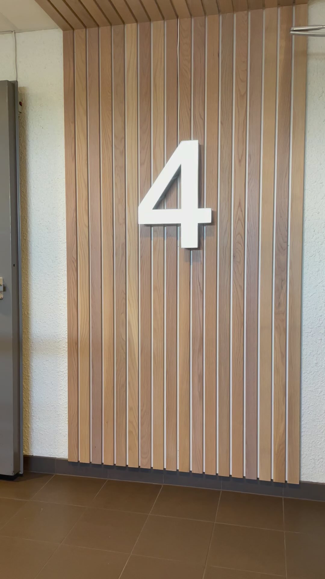 Her finner du oss 👋🏼
Fra mandag 5. august finner du oss i 4. etasje på Holmen senteret, den «nye delen» rett ovenfor Baker Nordby.
Kommer du fra parkeringshuset tar du heisen eller trappene opp til 4. etasje, går forbi biblioteket og videre til høyre helt innerst i etasjen.
Du kan også ta glassheisen ved broovergangen opp til 4. etasje, ta til høyre rett over Baker Nordby, og videre innover.
Minner om at vi nå holder sommerstengt i forbindelse med oppussing og flytting til nye lokaler på Holmen Senteret.
Håper du nyter en herlig sommer! Så sees vi igjen i nye lokaler til neste gang 🤗