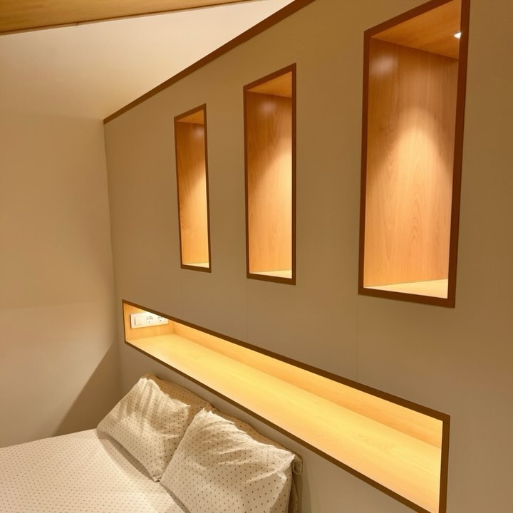 Quan un espai es més d’un espai. Espai de descans, Espai de treball, Espai de planxa, Espai d’estar,… #espaih #decoracio #reforma #interiors #moblesamida #espaimultifuncional