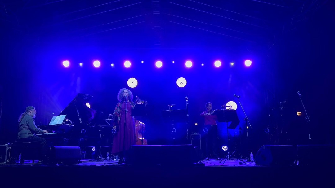 Here's the Yiddish song that inspired the title of the concert Zolst loybn dem tog (Praise the Day): Songs For Solstice : "Loyb" ("Praise"), text by Chava Rosenfarb, music by @uravreml , sung by @svetakundish, with Alan Bern (piano), @markkovnatskiy (violin) & @martinlillich (bass), performed on August 28th, 2024 at the Marek Edelman Dialogue Center in Lodz, Poland, on the 80th anniversary of the final destruction of the Lodz ghetto by the Nazis in WWII.