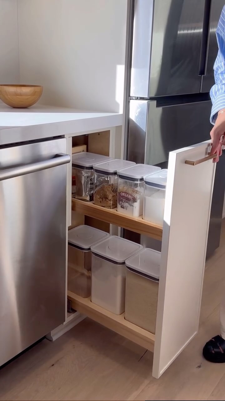 Need more counter space? This container organizer from @bellmontcabinets stores your food conveniently under the countertop—and the best part? The containers are included! Our goal: to maximize and optimize your space 💛
#kitchendesign #kitchenrenovation #kitcheninspiration #remodeling #davannastudio #davanna #sandiegoremodel #kitchenaccessories #kitchencabinets #kitchengoals #kitchengadgets #bellmontcabinets