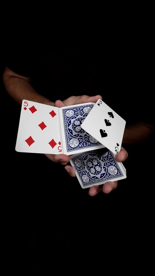 🔵 Nudge 🔵
⠀
Video made for @bicyclecards ♠️
Cardistry by @shivshuffles 🙌
Produced by @decknosis 🎥
⠀
#bicyclecards #tallyho #cardistry #decknosis