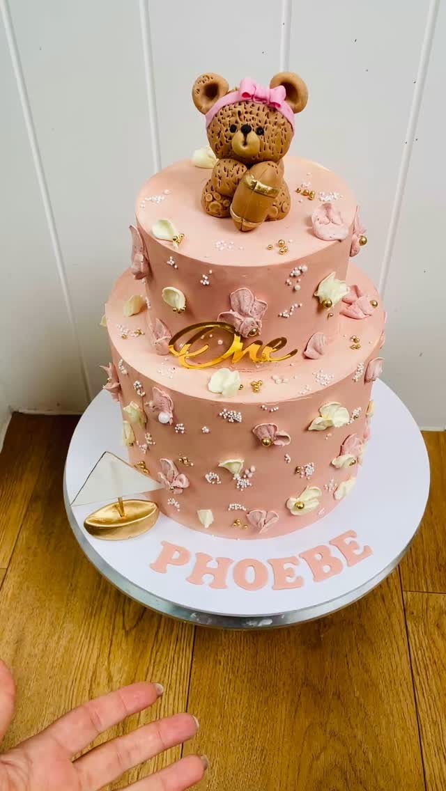 A very sweet cake for a 1 year old! Ghw brief said to include American football as dad is a big fan and something for the mom who is a sailor. It was very interesting to put everything in the cake without taking away the baby’s sweet teddy cake moment.
#twistedcakesbytia #welwyngardencity #cakedecorating #welwyngardencitymums #stalbansmums #cakedecoratingvideos #stalbans #cakesofinstagram #cakedecoratingtutorials #hertfordshirecakes