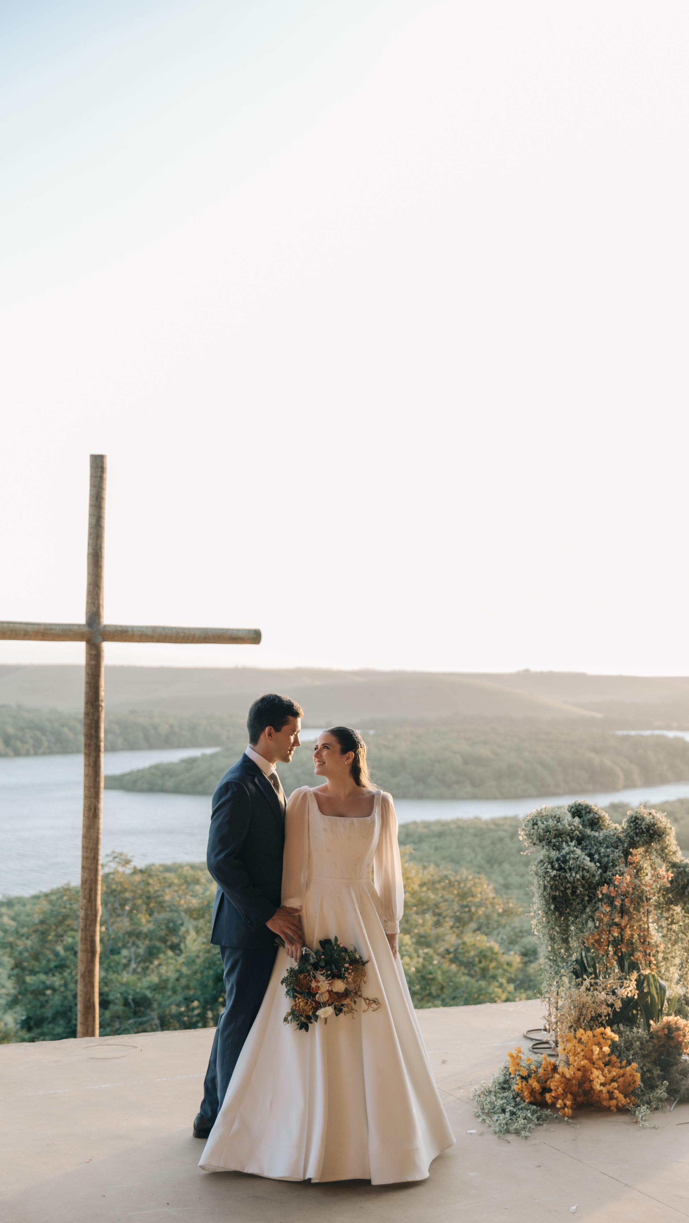 Como eucaliptos na brisa, nosso amor sussurra eternidade.
Fotografia: @luzdosolhos.elisa
Local: @mardoseucaliptos
Decor: @paulinidesign
Vestido: @ritarochaatelier
Make e cabelo: @praquesalao
Acessórios: @naravilhena