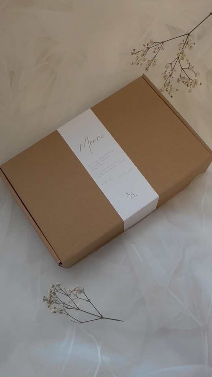 Pourquoi pas un coffret pour vos invités ?
Psst ça laisse de la place pour plus de fleurs ! 🌸
#cadeauinvite #mariage #mariage2025 #cadeaupersonnalisé #stationnery #papeterie #inspimariage #wedinginspo