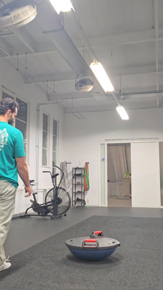 The things we do for the gram 🤸♀️😅
Balancing on my hands? Check. Pushing up on a BOSU ball? Double check! This is what happens when your workouts meet a challenge and the 'Gram inspires the grind. 💪🔥
Who knew handstands could be this fun (and slightly terrifying)?!
Pushing limits one rep at a time — and trying not to faceplant 🤣
Wearing: @prozis
Use my code: calisthenicsunited for discount 💰
#bosubeast #handstandchallenge #balanceandstrength #fitnessjourney #pushyourlimits #doitforthegram #inspirational
#calisthenics #fitnesshacks #gymnastics #dailyfitness #getinshape #personaltrainer #Physiotherapist #core #strong