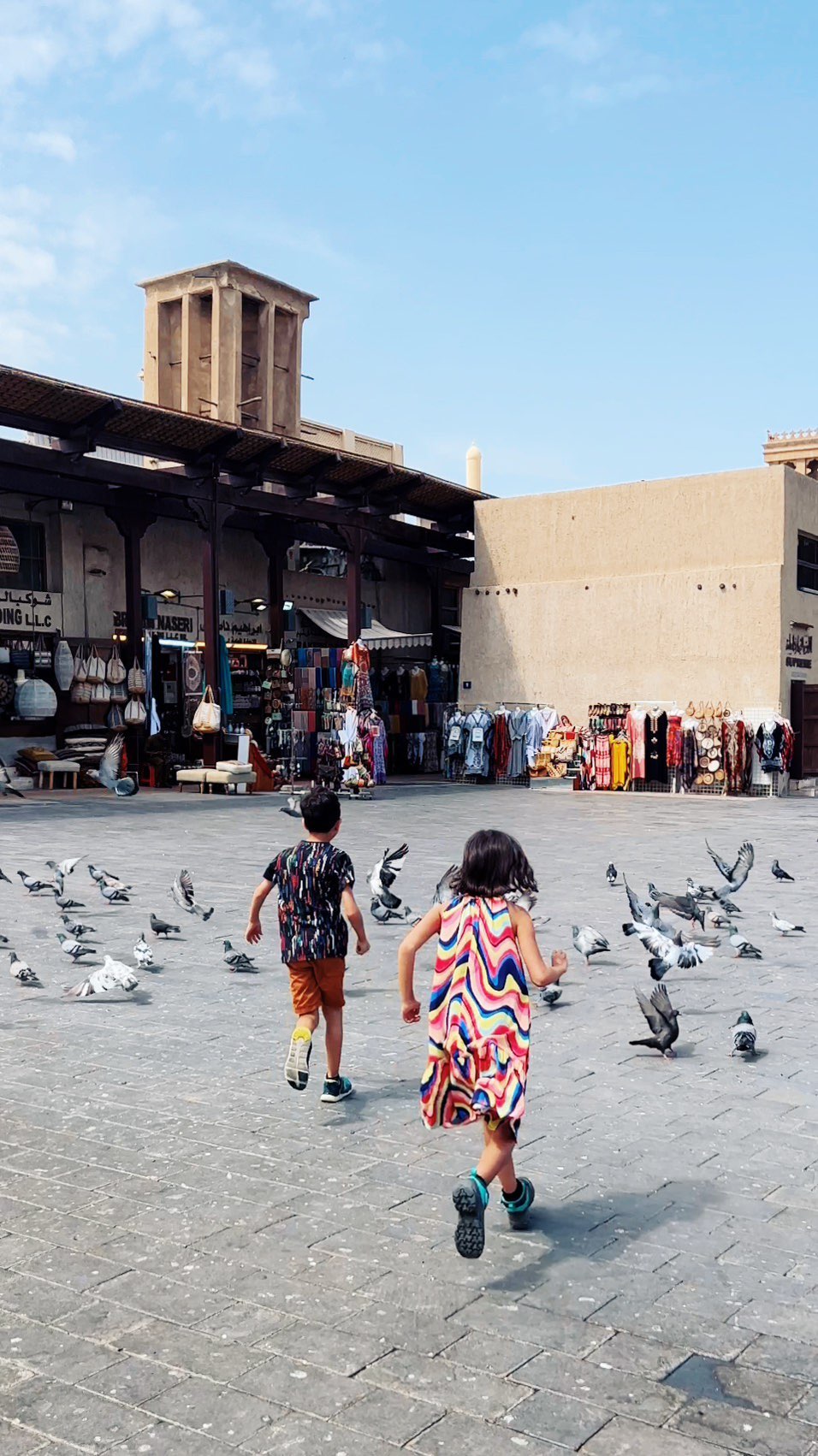 A morning with @bex.photo and family exploring Bur Dubai whilst they are here on holiday ☀️☀️
Wait for our “singing” and her son Kalyan directing his own shoot 😍😍😆😆
So lovely to finally meet up with an Insta-friend and talk, talk, talk non stop 😆