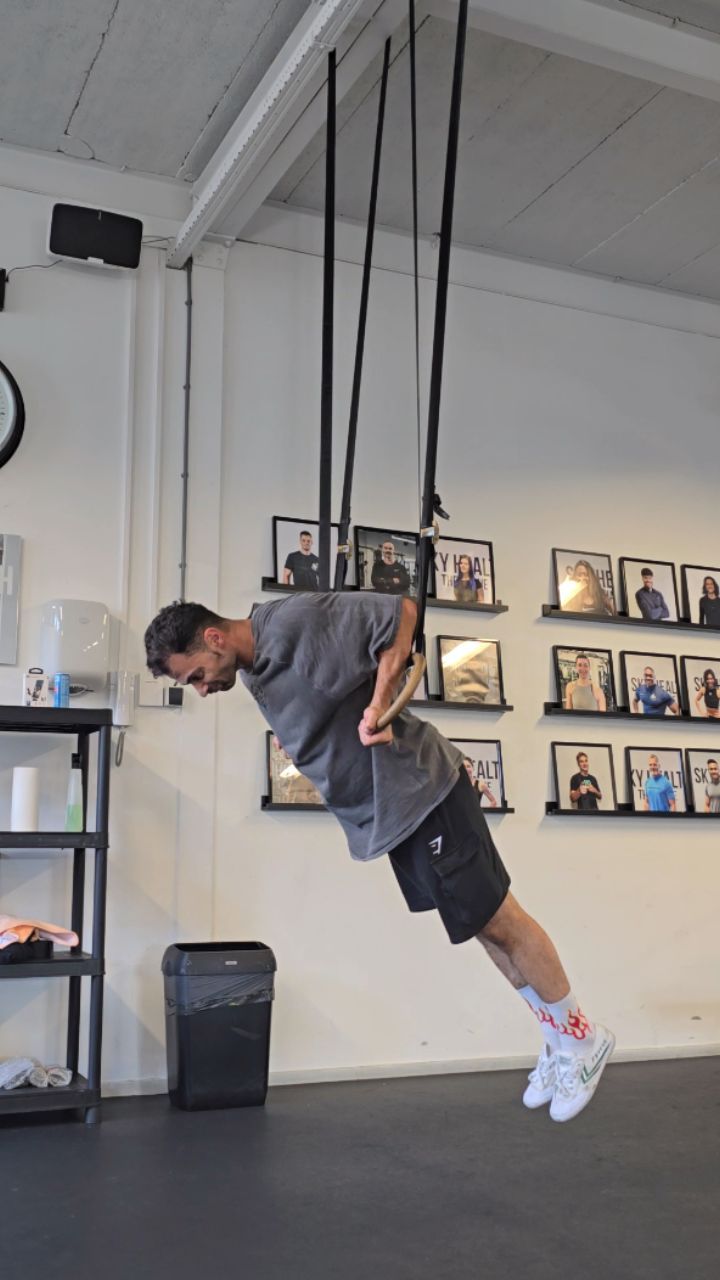 Ring hack #2
This one is a shoulder blaster and requires a larger group of muscles to work in harmony.
Lats need to help maintain the protraction, shoulders are engaged from beginning till end, and the chest needs to stop you from shrugging.
Try the first hack with this in a set, and you will get a massive pump, but also really strengthen the shoulders.
Tag your workout buddy or share this with anyone who should give it a try.
Disclaimer: This is not an easy exercise, so if you already have iffy shoulders, then don't take the risk of injuring
Also have a look at @prozis for some awesome deals for proteins, clothes and gears! Use my code: CALISTHENICSUNITED for additional discount and goodies
#calisthenics #calisthenicsmotivation #streetworkout #fitnesshacks
#corestrength #sixpack #gymnastics #personaltrainer #performancetraining #physiotherapist #fitdutchies #dutchfitness #fitfam #fitdad #pump