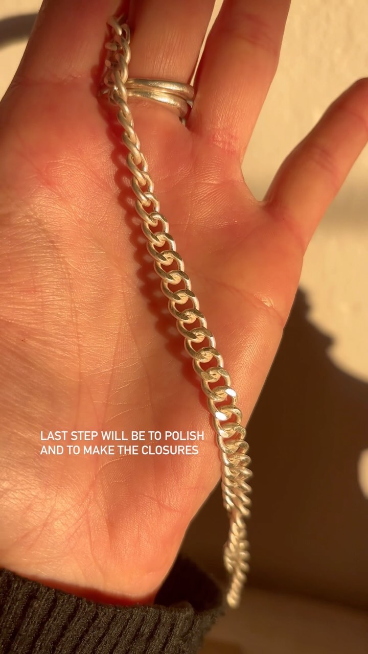 A long long process! Making a curb chain at class.
If you want to see the result check out my stories in the coming weeks, it will have a Musa’s touch ✨
#silversmiths #silversmithsofinstagram #silversmithscommunity #jewellers#jewellery #jewels#silverchain#silverjewelry #silver925 #jewelsofinstagram #joyeria#joyas#joyasdeplata #jewelryschool #silversmithing #curbchain#cadenabarbada