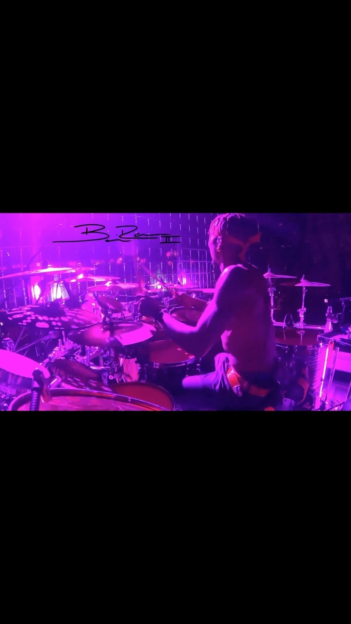 #drumdotsArtist@br2official #RedCam ‘Intro’ -> ‘Pink Venom’ w/ @BlackPink & @TheBandSix during the Born Pink World Tour: Encore
Full Videos and More for subscribing members at BriightRedEnt.com
@omardominick.music / MD/Bass
@yungwurld /Keys
@BR2official /Drums
@Bfinks2 /Programmer
@ChuckieGMusic /Guitar
#BornPinkWorldTour #BlackPink #TheBandSix #BennieRodgersII