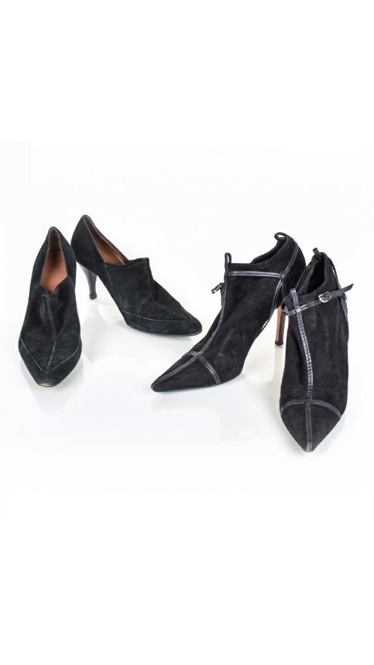 Förra veckans auktionsavslut bjöd på många fina kubbslag, bland annat var det spännande att få följa Sohan Qadris abstrakta verk som klättrade hela vägen upp till 175 000 på budstegen!
Nu stegar vi vidare mot nästa auktionssläpp som sker den 18:e september. Med oss har vi bland annat dessa klackskor i svart skinn från Gucci, med ett utrop på 1 500 - 2 000 sek
Fullständig information om objektet kommer att finnas i auktionskatalogen som hittas via vår hemsida under kvällen den 18:e september
#norrlandsauktionsverk #auktionsfynd #auktion #auktionsverk #auktionsverket #konst #design #hantverk #presenttips #gucci #gucciskor #guccishoes #läder #klackeskor #klackskor #mode #märkeskläder #märkesskor