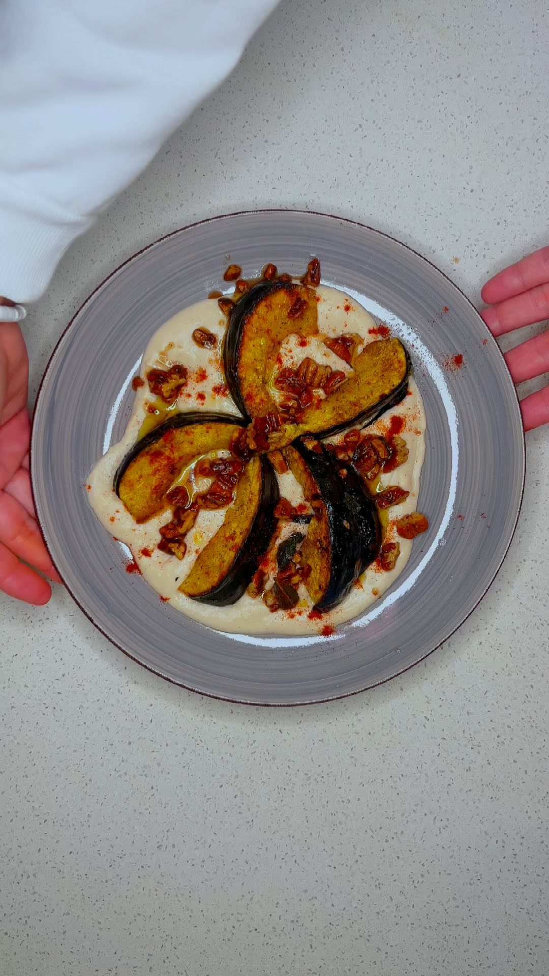 Receta de Crema de Calabaza con Crema de Judías Blancas y Mantequilla Tostada 🎃🌿✨ ¡Perfecta! #Receta #Cocina
Ingredientes:
• 1,5 kg de calabaza (puedes usar delicata o de cacahuete)
• 1 cucharadita de pimienta blanca o negra
• 1/2 cucharadita de nuez moscada
• 1/2 cucharadita de canela (opcional)
• 2 cucharaditas de sal
• 1,5 cucharadas de aceite de oliva virgen extra
Para la Crema de Judías Blancas:
• 425 g de judías cocidas
• 50 ml de aceite de oliva virgen extra
• 1/2 cucharadita de sal
• Agua para ajustar la consistencia
Para la Mantequilla Tostada:
• 50 g de mantequilla
• 40 g de nueces
• 3-5 hojas de salvia
Instrucciones:
1. Corta la calabaza en trozos y condimenta con pimienta, nuez moscada, canela, sal y aceite de oliva. Asa en horno a 180°C hasta que esté tierna.
2. Para la crema de judías blancas, mezcla alubias, aceite de oliva y sal en una licuadora. Ajusta la consistencia con agua.
3. Prepara la mantequilla tostada cocinando mantequilla, nueces y salvia hasta que las nueces estén doradas.
¡Disfruta esta deliciosa crema con un toque diferente! 🍵✨ #recetadeldia #CocinaCreativa #receta #calabaza #RecetasDeliciosas #CocinaCasera #ComidaSaludable #RecetasFaciles #PlatosGourmet #CocinaCreativa #AlimentacionSana #RecetasRapidas #ChefEnCasa #GastronomiaCreativa
¡Taggea a tus amigos amantes de la cocina! 👩🍳👨🍳 #comparteladelicia