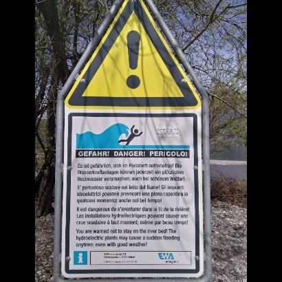 13.04.2024 An der Talsperre in Isenthal wird Wasser abgelassen und der Isentalerbach schwellt dadurch an. Ein Mitarbeiter der EWA-energieUri hat zuvor alle Touristen am Delta freundlich darauf hingewiesen. #isenthal #awuri #talsperre #damm #zeitraffer