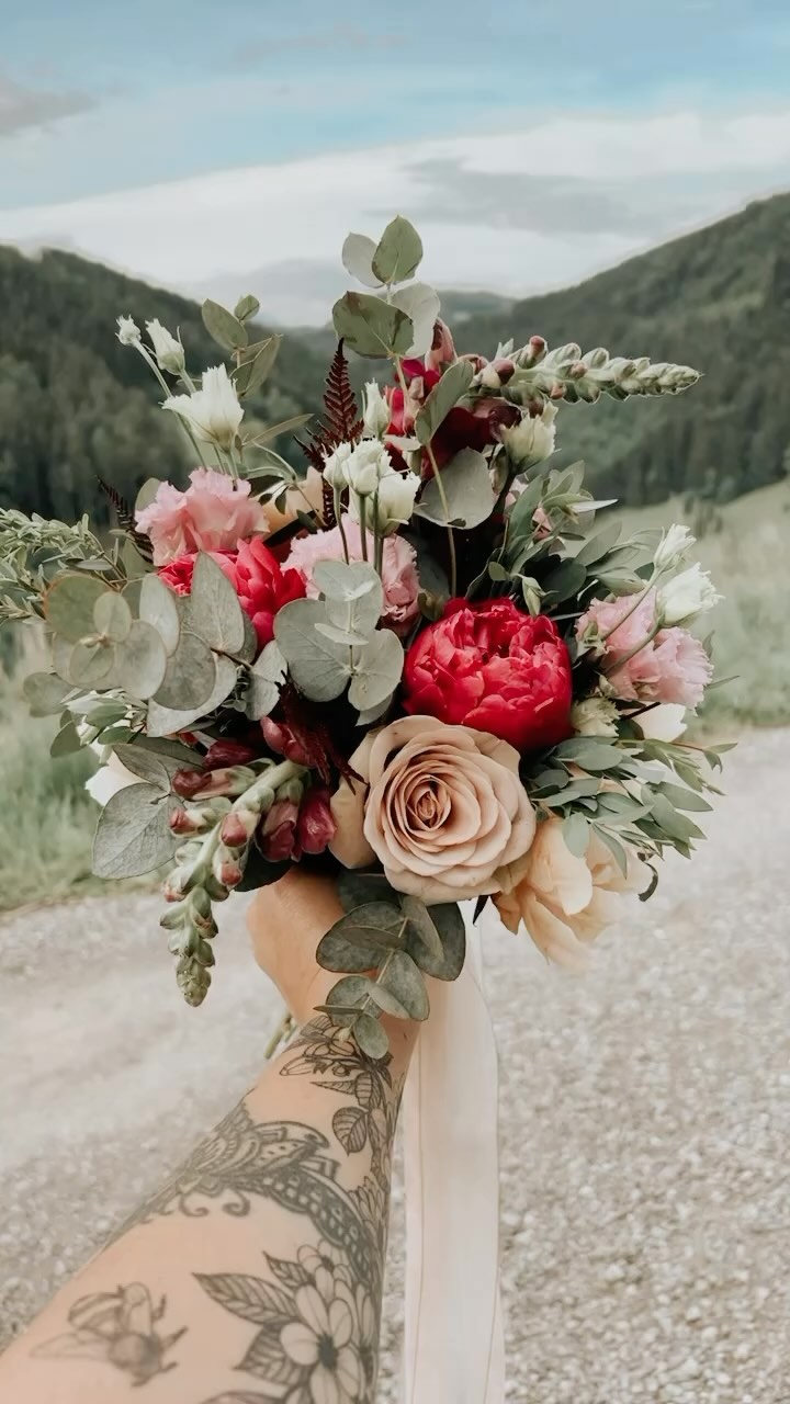 Bridal Bouquet „Berry Style“ für Clarissa ✨💕30.05.24
Wünsche euch einen schönen Wochenstart!
#brides #heirateninösterreich #dekoverleih #weddinginspiration #weddingdecor #hochzeitsdeko #hochzeitsdekoration #summerwedding #bridalbouquet #weddingdesign