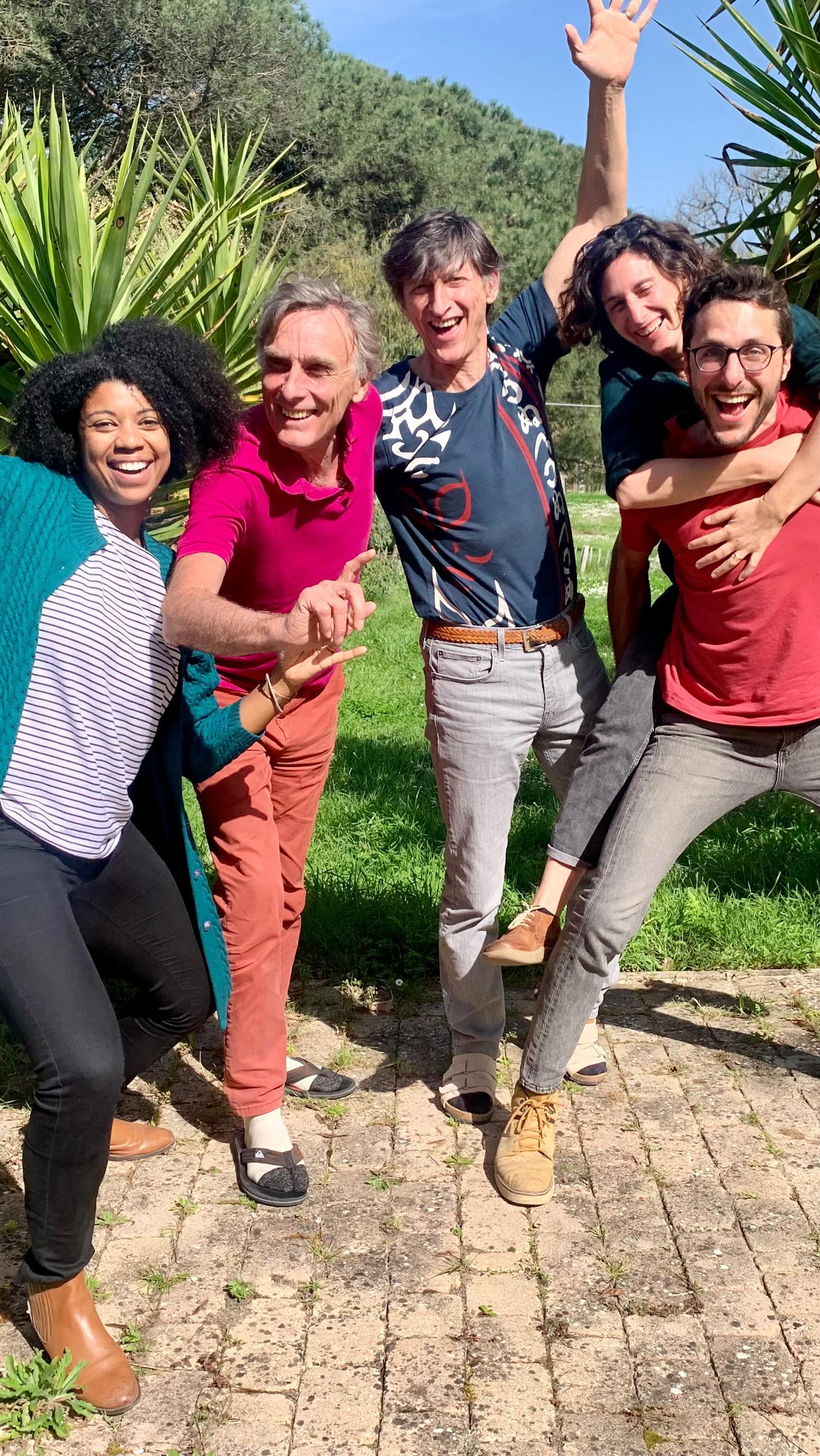 Quand Les Pas-Seurs se rencontrent ✨
@argoumbat
Mars 2024 🥳
#écolieux #lieuxdeviecollectifs #oasis #lespassages #cooperative #participation #ecovillage #habiterautrement #ecologies #vivreautrement #sascooperative #BienVivreEnsemble #CoopérativeHabitants #Coopérance #Solidarité #habitatcollectif