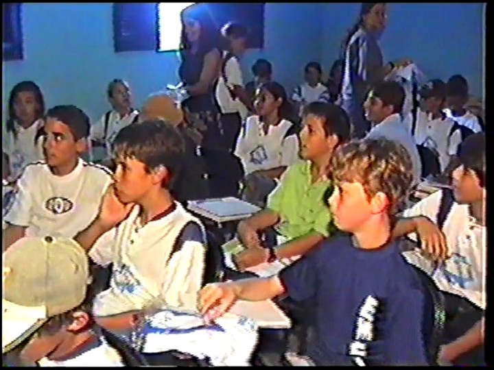 Doação do fardamento escolar para as turmas do 7º A e 7º B da Escola Municipal Erasmo de Araújo Souza - EMEAS, 2001.