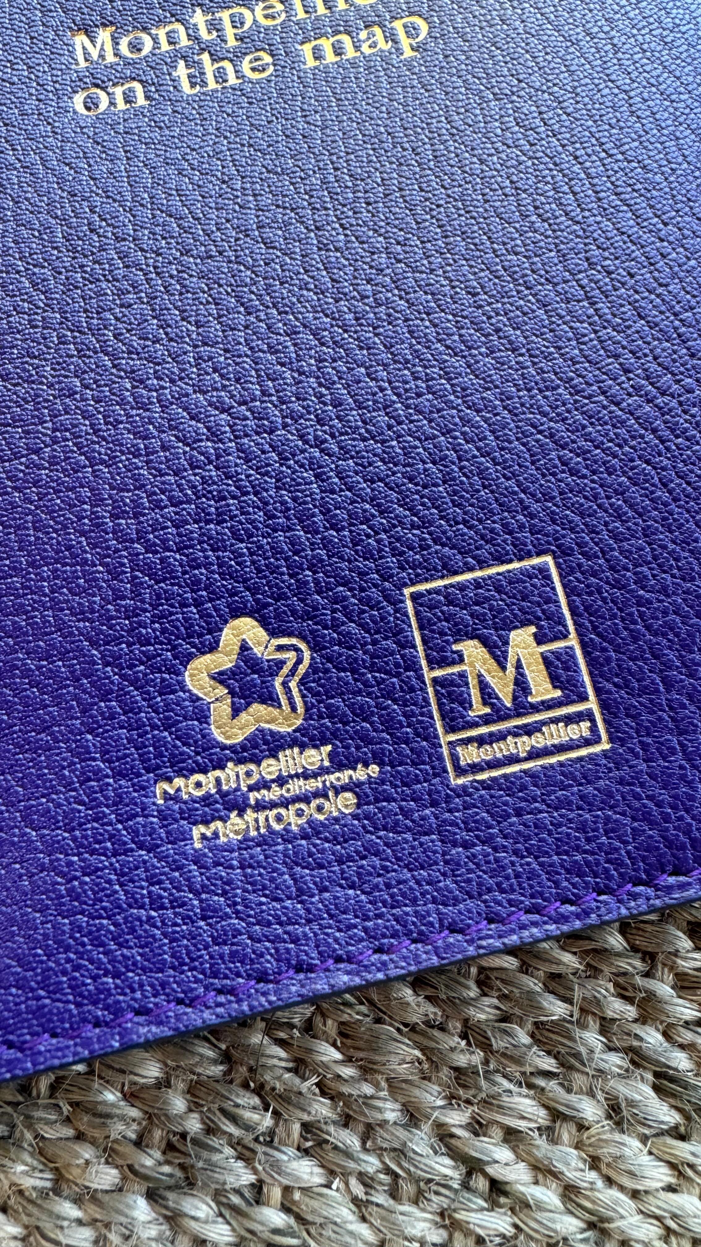 Ce matin je suis aller livrer cette belle commande pour la @villedemontpellier à la maison des relations internationales Nelson Mandela. Un lieu que je ne connaissais pas du tout, mais tout simplement magnifique à côté du corum.
Merci pour leur confiance.
Protège passeport, étiquette bagage, petite pochette et protège carnet a5 avec les recharges Moleskine.
#montpellieradutalent #madeinoccitanie #artisanatfrancais #maroquinerieartisanale