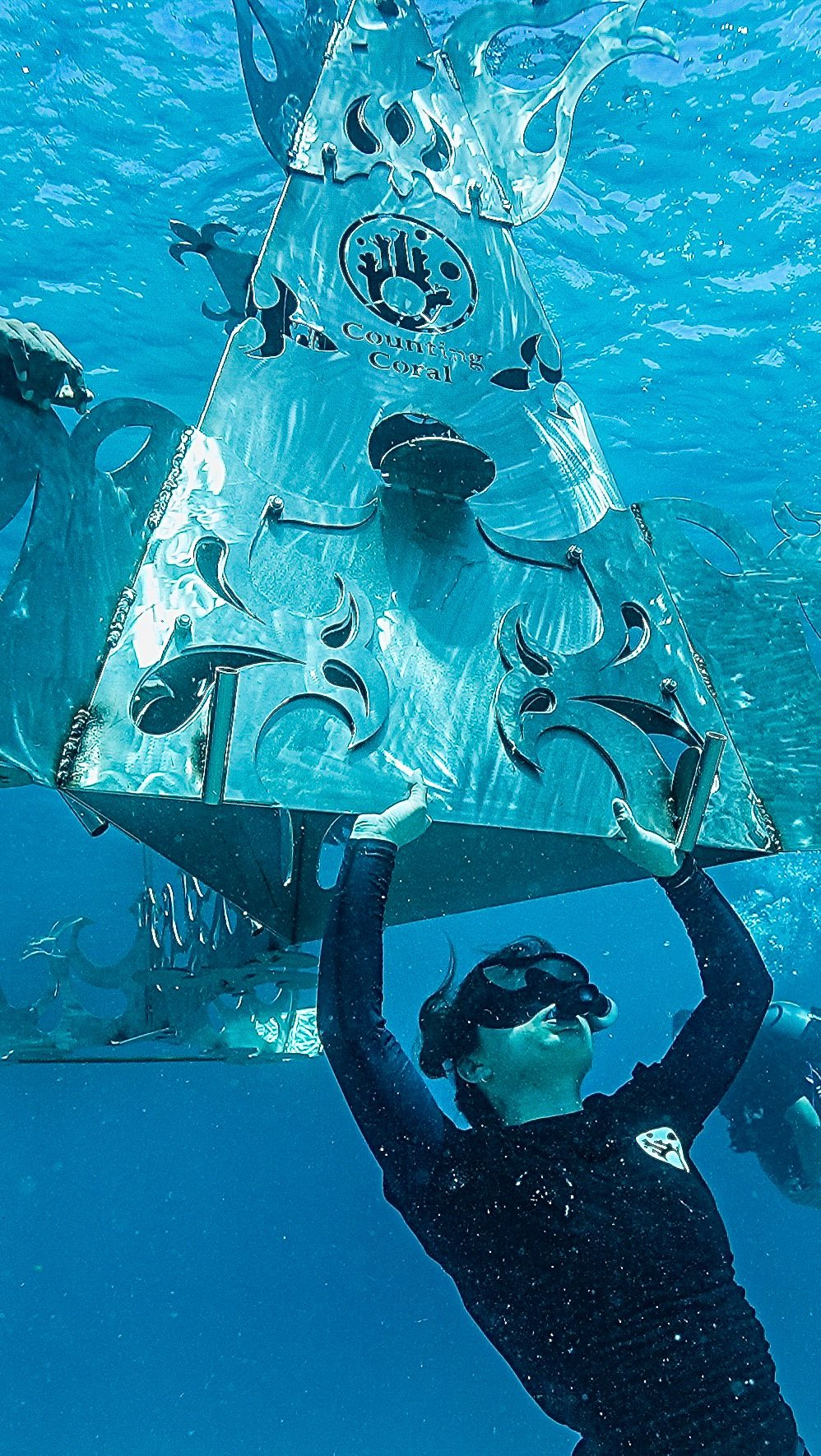What does underwater construction look like for one of the modules in Counting Coral's Sculptural Coral Gene Bank? This park at Vomo Island has 7 pyramid modules, each with outriggers, and additional planting elements - assembled and secured underwater by the team. Keep an eye out for part 2 🌎
A special thank you to @nemo.power.tools for gearing us up for this installation.
Team & 🎥: Gaia Hinds, Jolyon Collier, Felix Navarrete, Brooke True, Laisenia Rokoua, Eparama Motu
Music by Xcravelabz