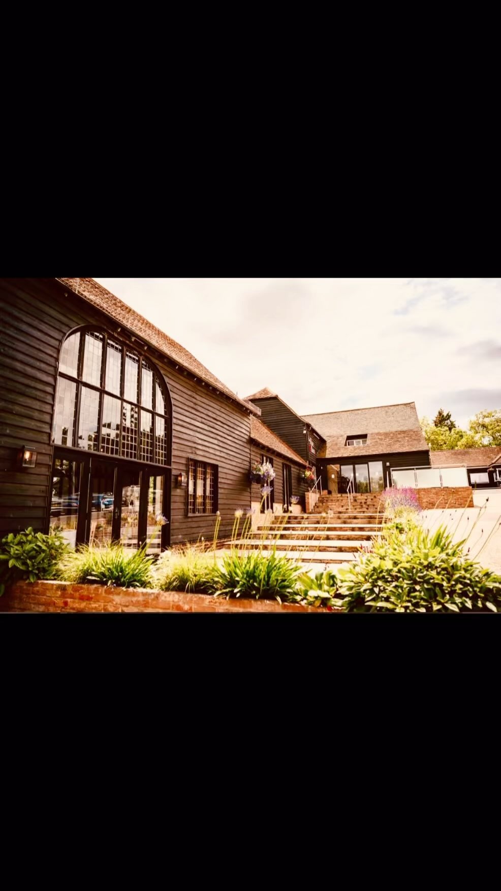 Murrill Build creating beautiful seamless spaces bringing the indoors out and outdoors in. 😍
All year round sunlight and outdoor aesthetics pouring in. *Not too late to book us in for patios and outdoors spaces with our fab landscaping team. Give us a holla whilst the suns still shining. ☀️🥰🏡☀️#extensions #patio #landscaping #beautifulhomes #alfresco #estates #outdoors #patios