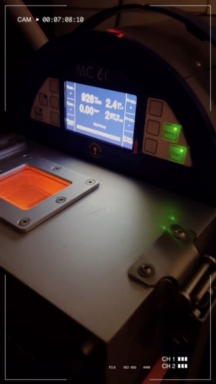 Coulée d’argent avec les différentes étapes : cylindre en plâtre mis dans la machine de fonte, fonte du métal, coulée dans le cylindre, immersion du cylindre dans l’eau afin de dissoudre le platre. #quimper #fonderie #silverjewelry925 #argent925 #lostwax