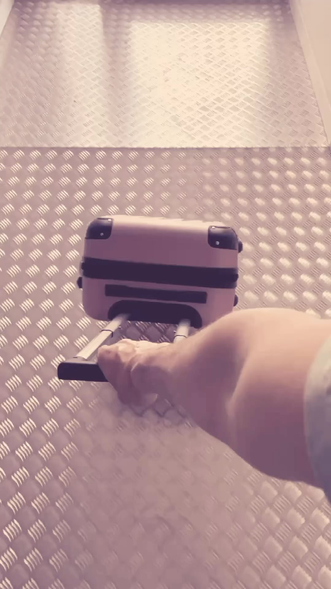 Un hall escape que pots jugar a domicili o a lea nostres instal.lacions, tu tries a on superar els 60 minuts d’aquest repte.