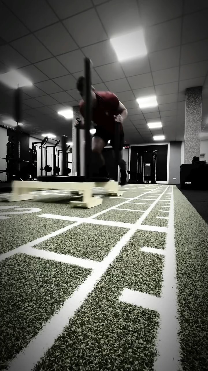 💦 HELLO 25 🫡
WORKOUT:
PART 1
ANAEROBIC ALACTIC SYSTEM
10 SEC 100% EFFORT SPRINT ON ASSAULT BIKE 50 SEC OFF FOR 10 TIMES
PART 2:
ANAEROBIC LACTIC CIRCUIT
30 SEC ON - 30 SEC OFF
AMERICAN KB SWINGS
MOUNTAIN CLIMBERS
BARBELL THRUSTERS
BATTLE ROPES
SLED PUSH
2 MIN BREAK BETWEEN ROUNDS FOR 5 TOTAL ROUNDS - SIIIUUUUU
#bremen #bremenviertel #circuittraining #performance #fitnessmotivation #fitnesslife #wodoftheday #wod